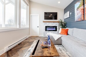 Smart TV, fireplace, computer monitors - Deene Estate - Minutes from Salmon River (Altmar)