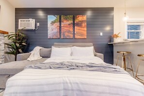 2 bedrooms, in-room safe, desk, iron/ironing board - Deene Estate - Minutes from Salmon River (Altmar)