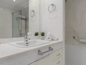 Hair dryer, towels - Apartment in Las Gaviotas for 6 people | 2-108 (Puerto Banús - Marbella)