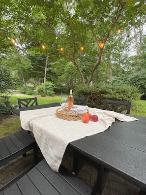 Outdoor dining - Wedgewood Cottage On the Cape (Barnstable)