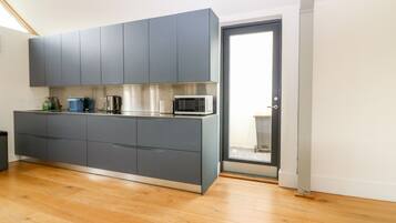 Dishwasher, cookware/dishes/utensils