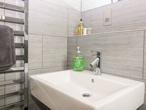 Shower, hair dryer - The Den (Westhill)