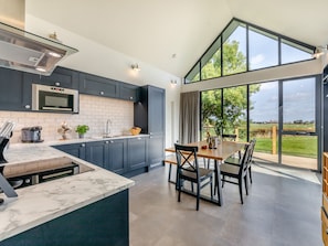 Fridge, dishwasher, electric kettle, toaster - Shearwater Lodge (Bamburgh)