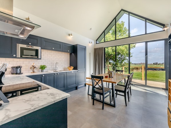 Refrigerador, lavavajillas, tetera/pava eléctrica, tostadora