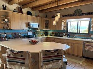 Fridge, microwave, oven, stovetop - Sandia Winter Retreat (Sandia Park)