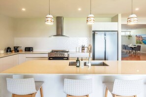 Fridge, microwave, stovetop, dishwasher