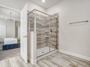 Badekar, hårtørrer, håndklæder, Toiletpapir