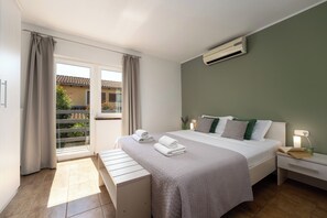 5 soverom, safe på rommet, strykejern/-brett og reiseseng for barn