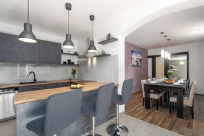 Kjøleskap, mikrobølgeovn, kokeplater og oppvaskmaskin