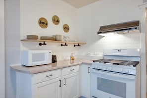 Réfrigérateur, micro-ondes, plaque de cuisson, cafetière/bouilloire