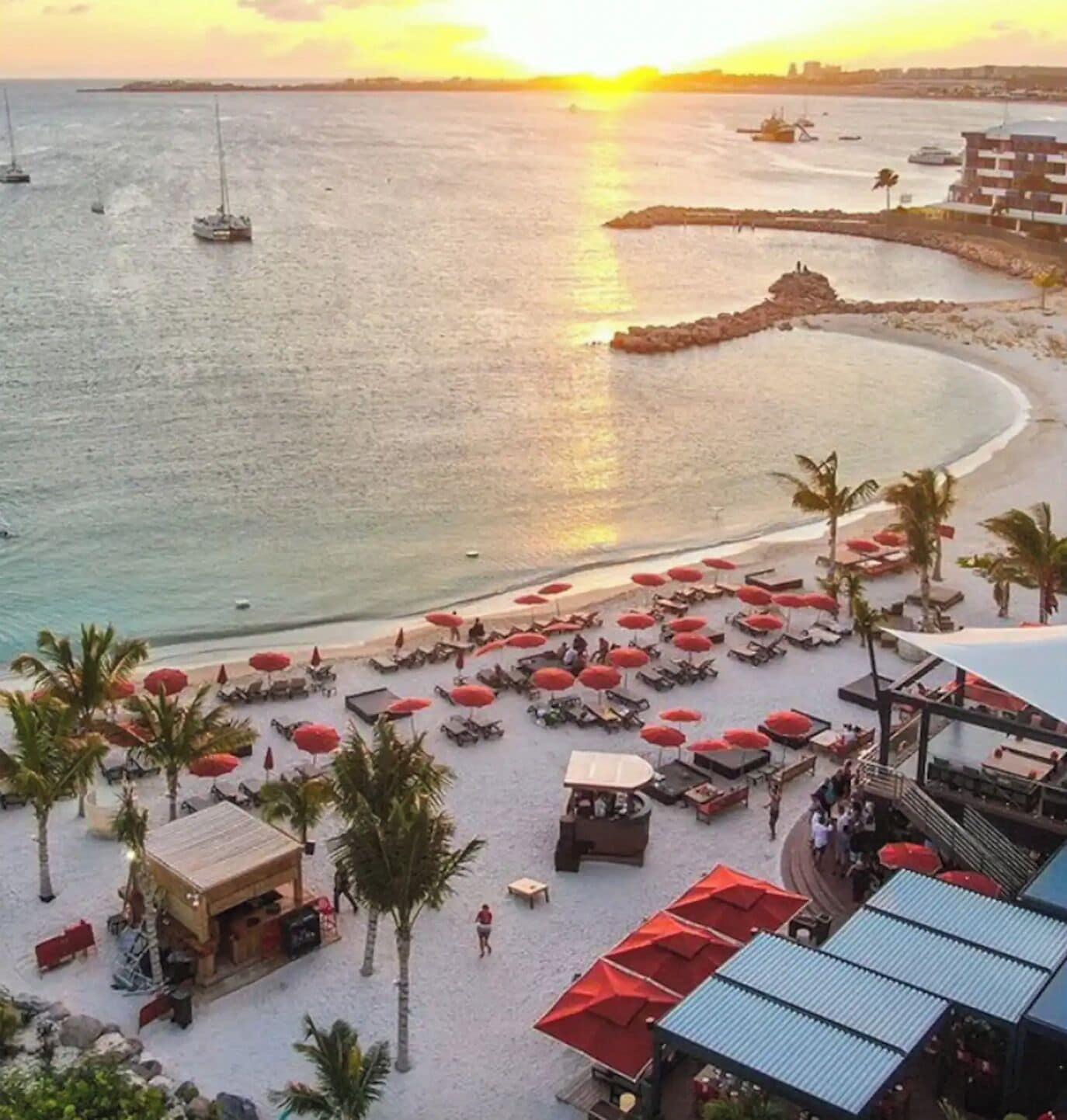 Nära stranden, solstolar och strandhanddukar