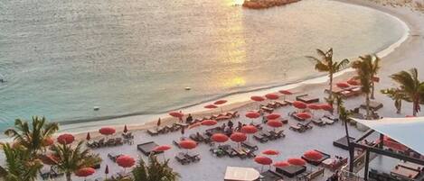 Beach nearby, sun loungers, beach towels