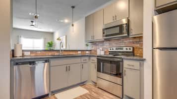 Fridge, microwave, stovetop, dishwasher