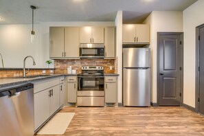 Réfrigérateur, micro-ondes, plaque de cuisson, lave-vaisselle