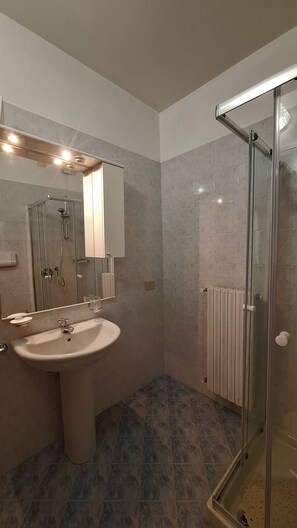 Dusche, Bidet, Handtücher