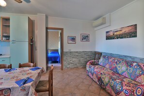 Fernseher, Tischfußball, Tischtennisplatte