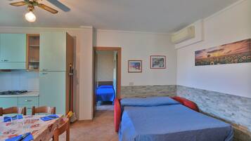 2 bedrooms, travel cot, free WiFi, bed sheets