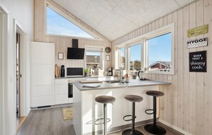 Fridge, oven, stovetop, dishwasher - Lovely home in Sjølund (Sjølund)