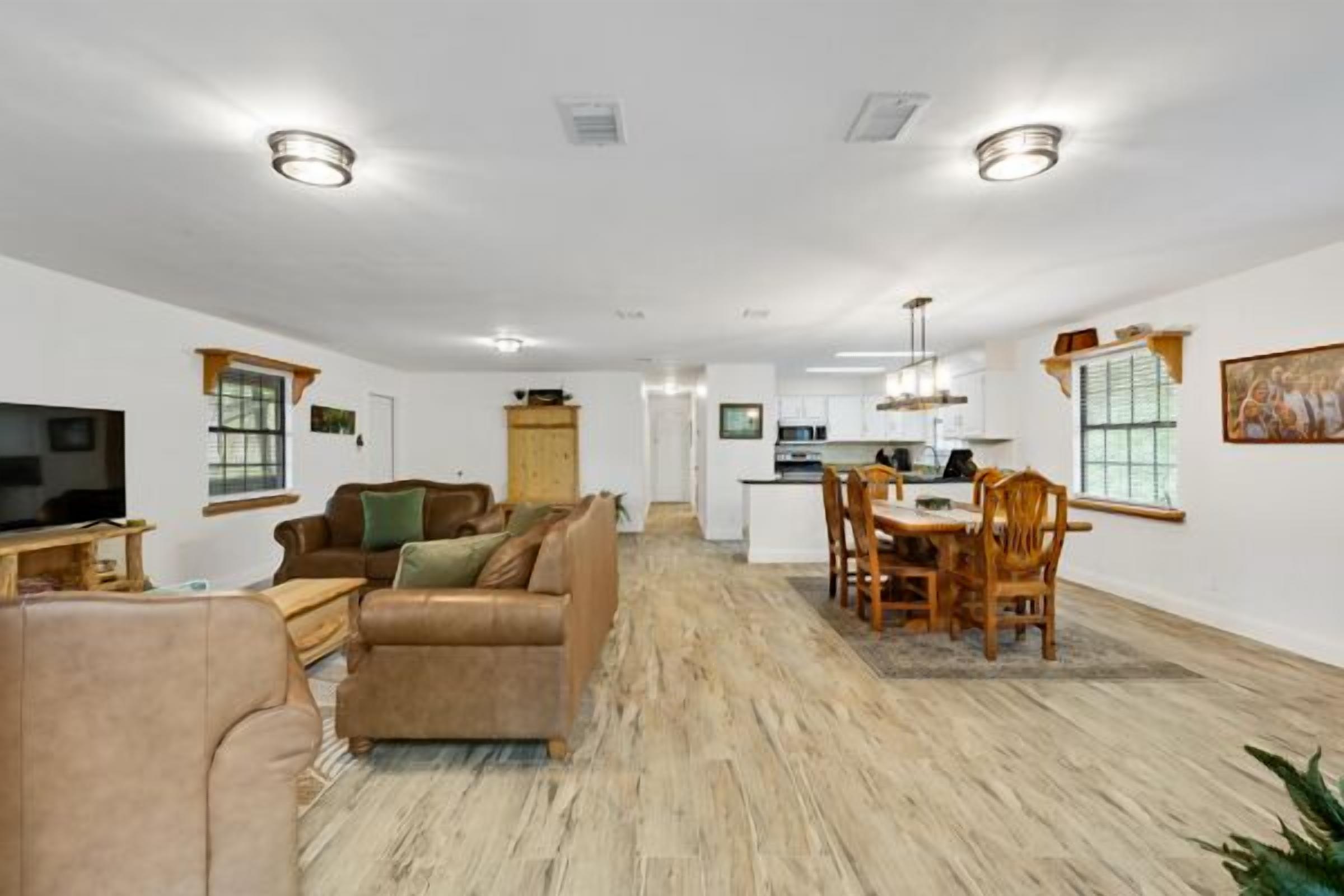 智能電視、乒乓球設施、書籍