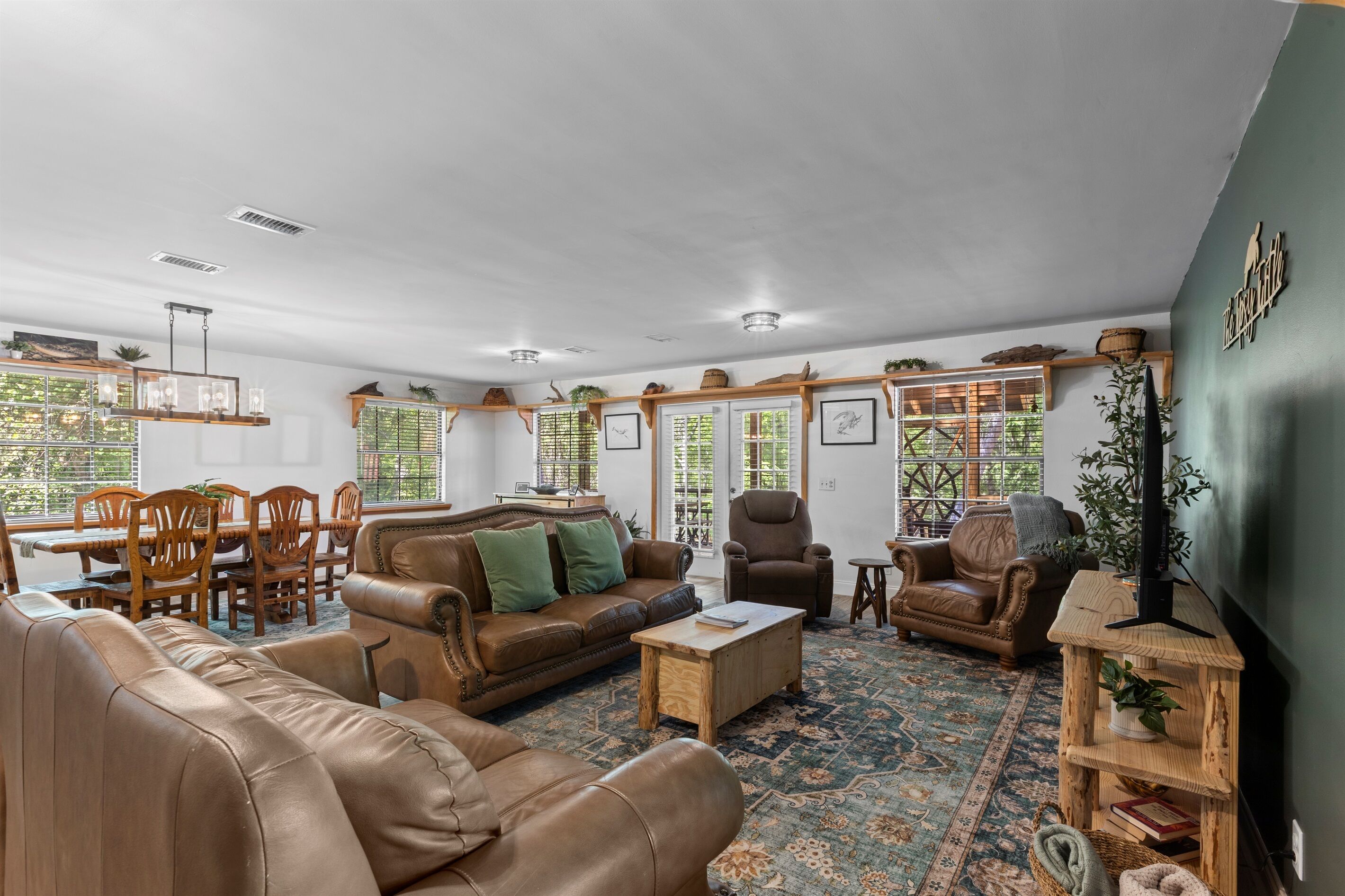 Smart-TV, Tischtennisplatte, Bücher