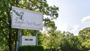 A welcome sign for Eagles Nest Resort with a bird logo.