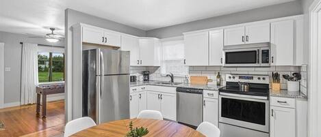 Refrigerador, microondas, horno, placa de cocina