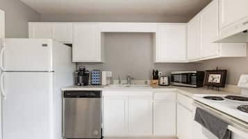 Jääkaappi, mikroaaltouuni, uuni, liesi