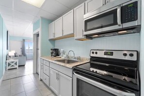 Frigorífico, microondas, horno y placa de cocina