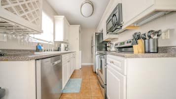 Frigorífic, microones, forn i placa de cuina