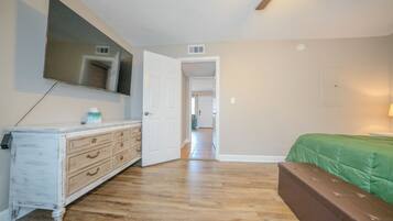 Een strijkplank/strijkijzer, reisbedje, gratis wifi, beddengoed