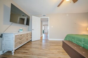 Fer et planche à repasser, lit parapluie, Wi-Fi gratuit, draps fournis