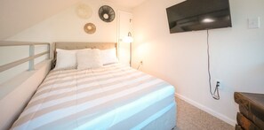 2 bedrooms, iron/ironing board, travel crib, free WiFi - Top (third) floor loft condo. Full resort access. (Claysburg)