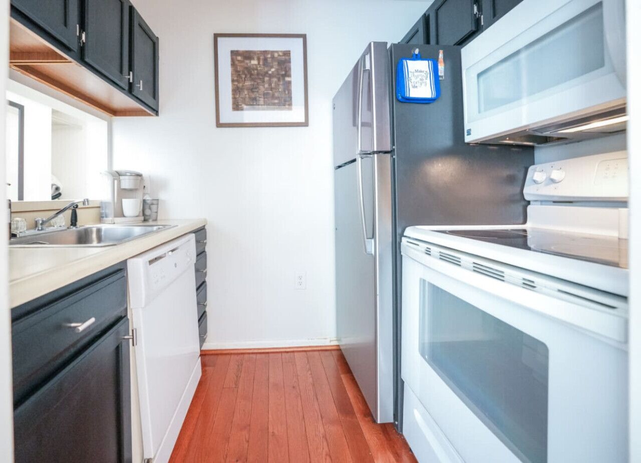 Refrigerador, microondas, horno y parrilla de estufa 