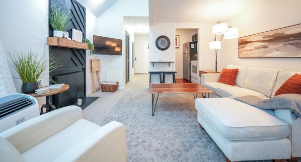 Smart TV - Top (third) floor loft condo. Full resort access. (Claysburg)