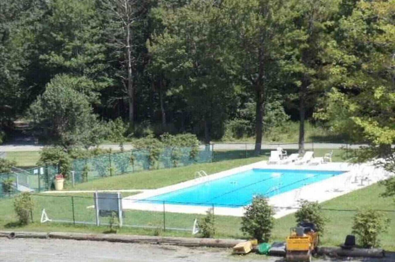 Una piscina techada, una piscina climatizada