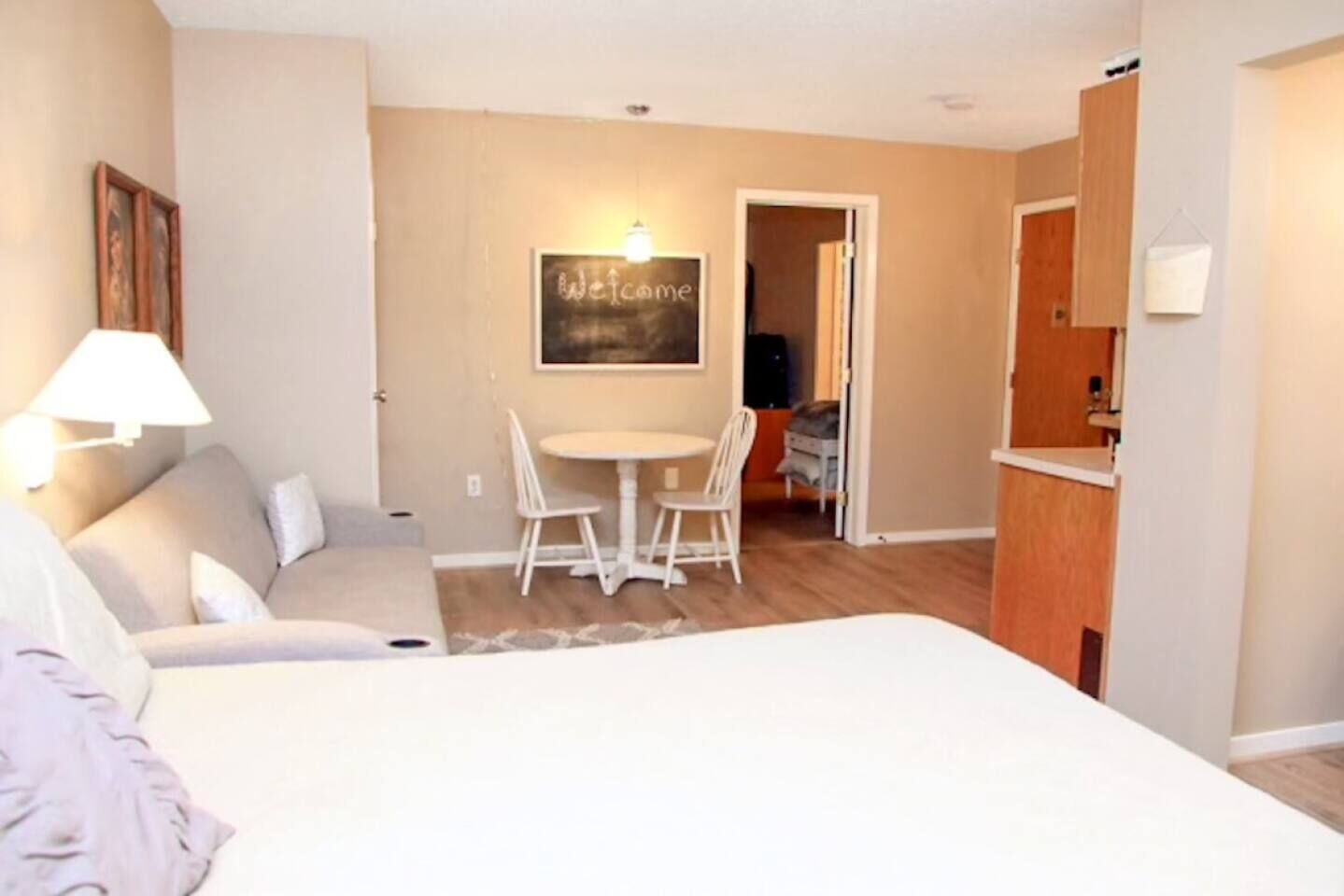 Travel crib, free WiFi, bed sheets