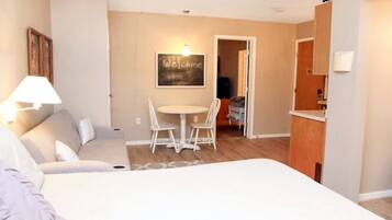 Travel crib, free WiFi, bed sheets