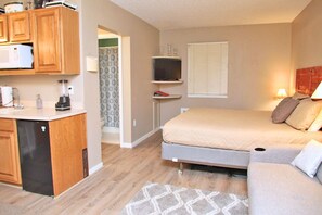 2 bedrooms, travel cot, free WiFi, bed sheets