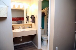 Artículos de higiene personal gratuitos, secador de pelo y toallas