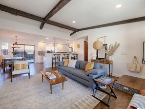 Télévision, cheminée, écrans d'ordinateur