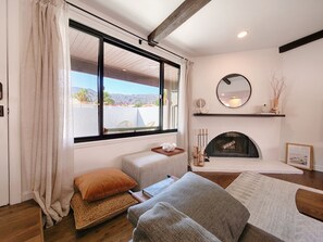 Télévision, cheminée, écrans d'ordinateur