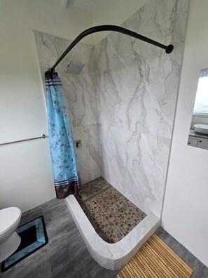 Douche, serviettes fournies, savon, papier toilette