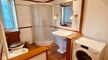 Douche, sèche-cheveux, bidet, serviettes fournies