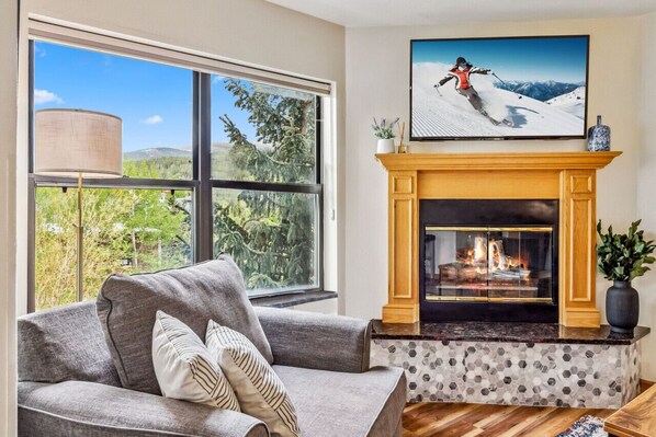 Smart TV, fireplace