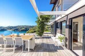Outdoor dining - Clifftop Sanctuary | Hekerua Bay Sea Views (Waiheke Island)