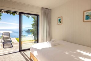 4 bedrooms, iron/ironing board, WiFi - Clifftop Sanctuary | Hekerua Bay Sea Views (Waiheke Island)