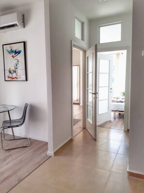 2 bedrooms, iron/ironing board, travel cot, WiFi - Milk & Honey Suite, City center, Nachlaot, Market (Jerusalem)