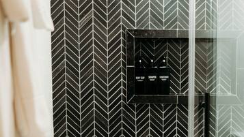 Douche, sèche-cheveux, serviettes fournies, savon