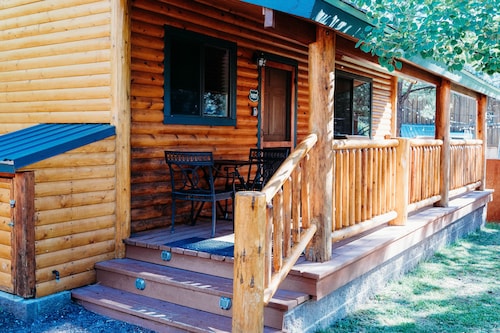 Updated cabin walking distance to both restaurants and amazing hiking trails!