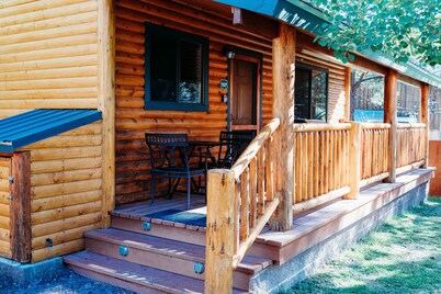 Updated cabin walking distance to both restaurants and amazing hiking trails!